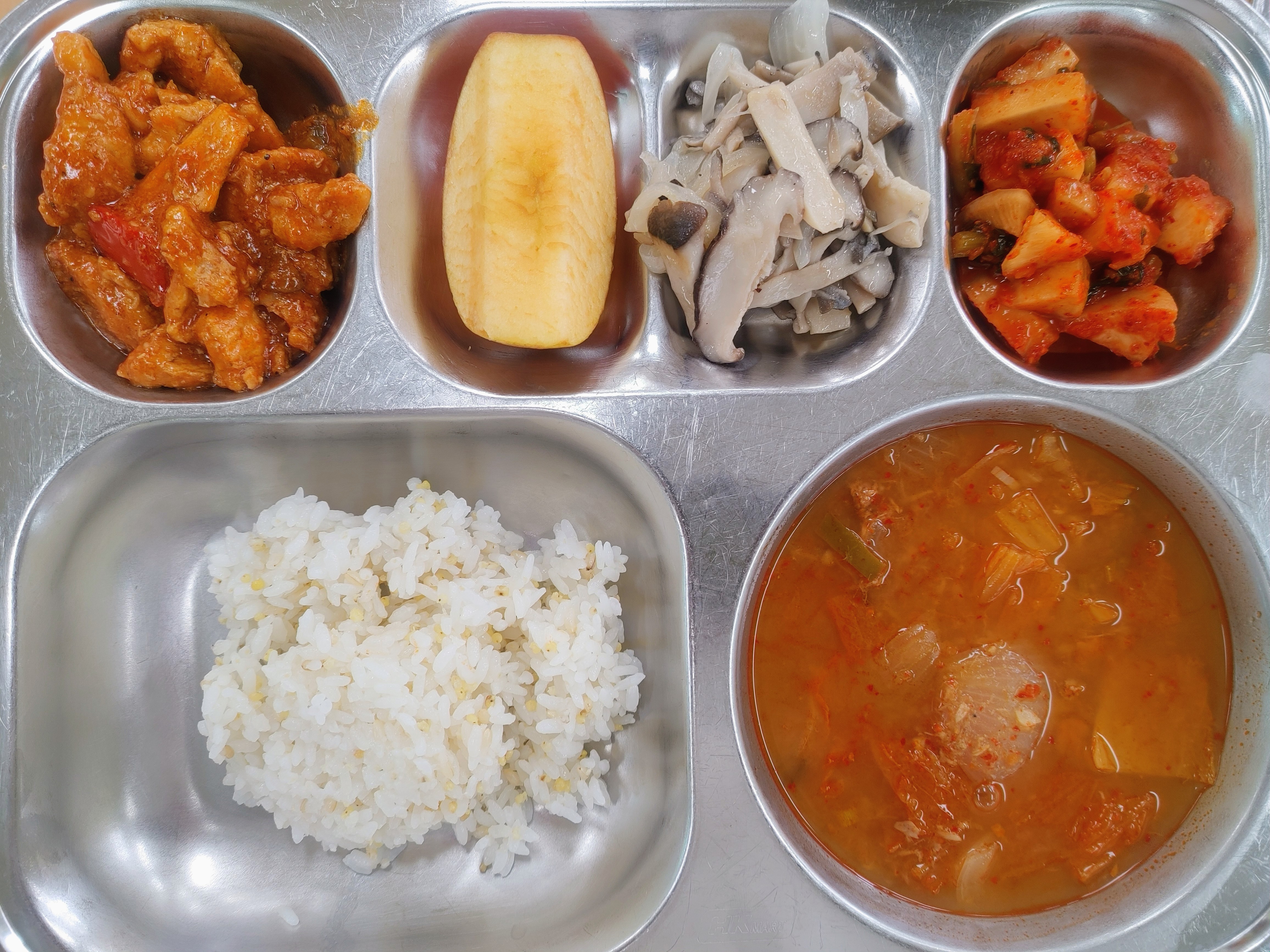 기장밥
참치김치찌개(5.6.9)
찹스테이크
(2.5.6.10.12.13.16.18)
모듬버섯구이
총각김치(9),사과
우유(2)