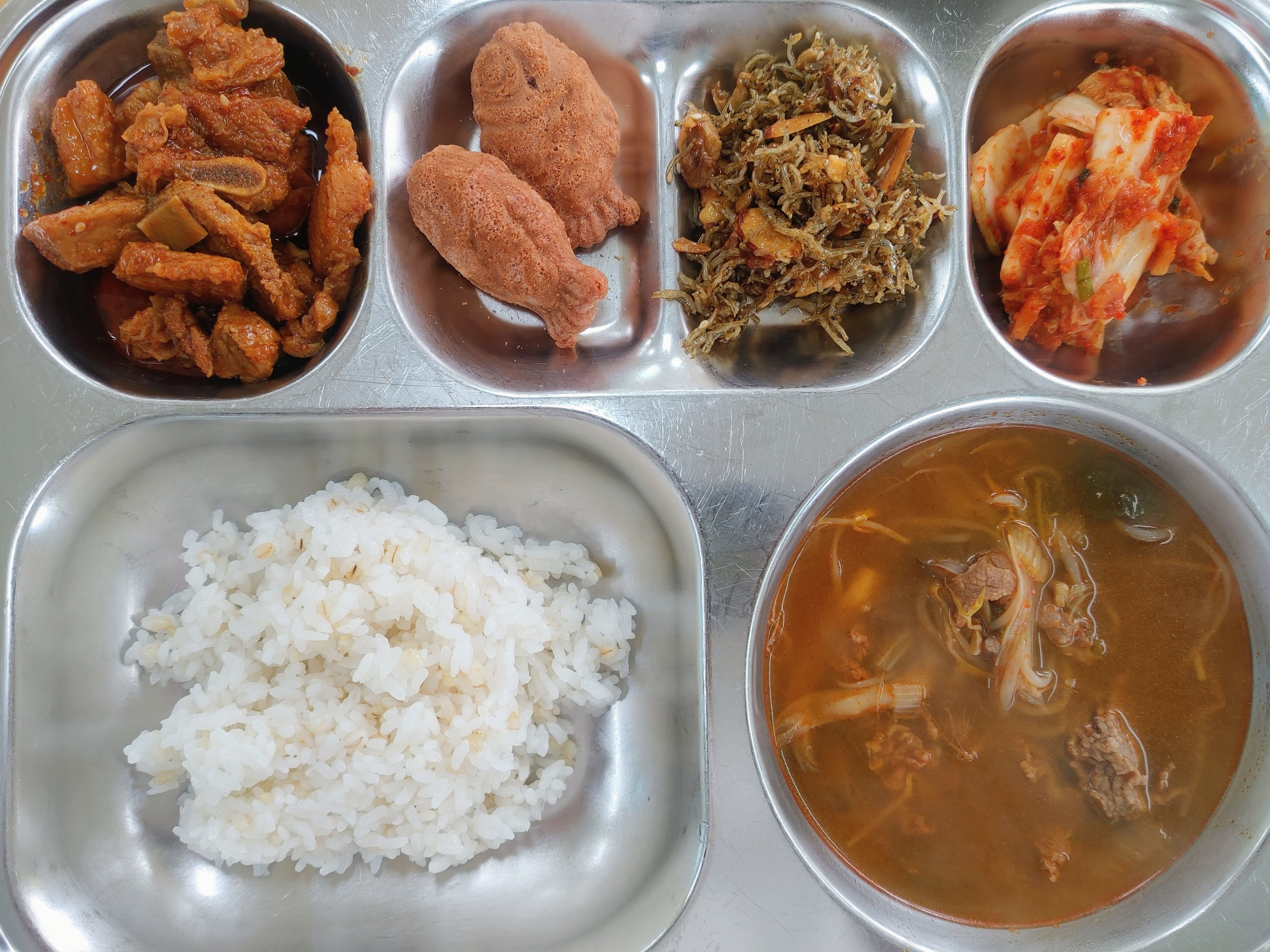 찰보리밥
육개장(1.5.6.16)
돼지갈비매콤찜
(5.6.10.12.13.15)
견과류멸치볶음(5.6.13.14)
배추김치(9)
붕어빵(1.2.5.6),우유(2)