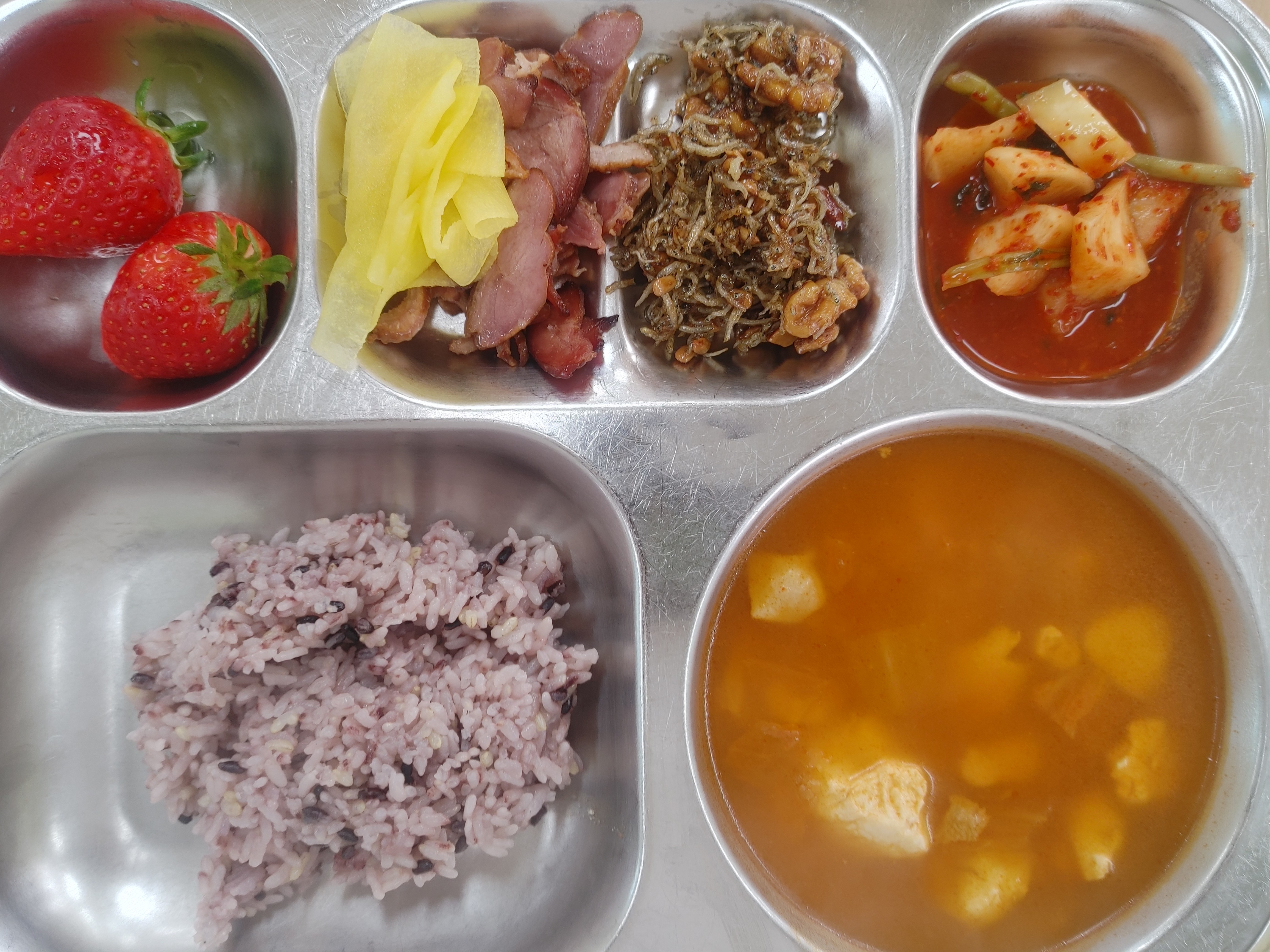 ㆍ흑미밥
ㆍ순두부찌개
ㆍ견과류멸치볶음
ㆍ오리훈제/무쌈
ㆍ총각김치
ㆍ우유
ㆍ딸기(22kg)