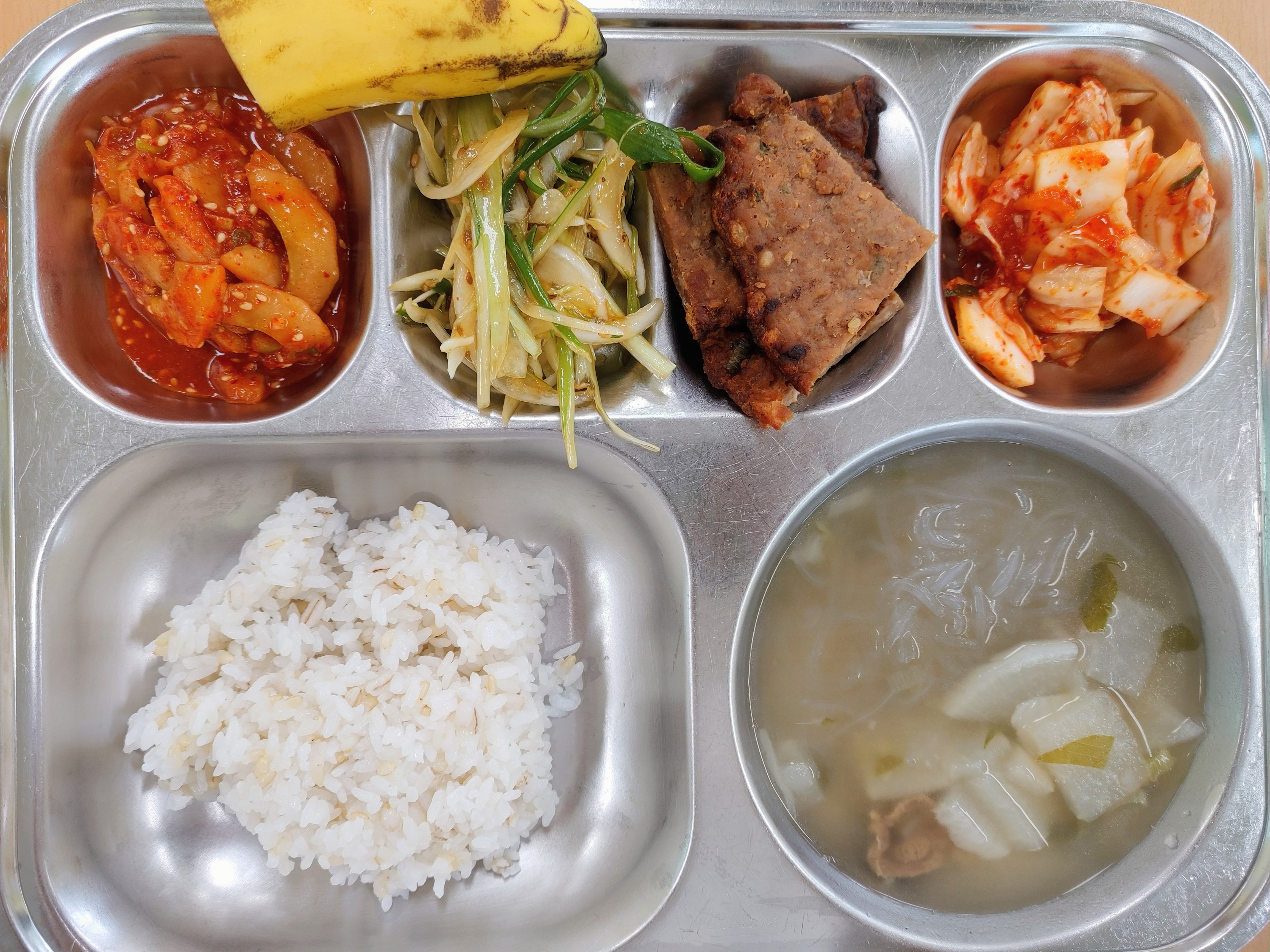찰보리밥
쇠고기당면국(5.6.16)
언양식불고기(5.6.10)
파채소스(5.6)
노각무침(5.6.13))
배추김치(9)
우유(2),바나나