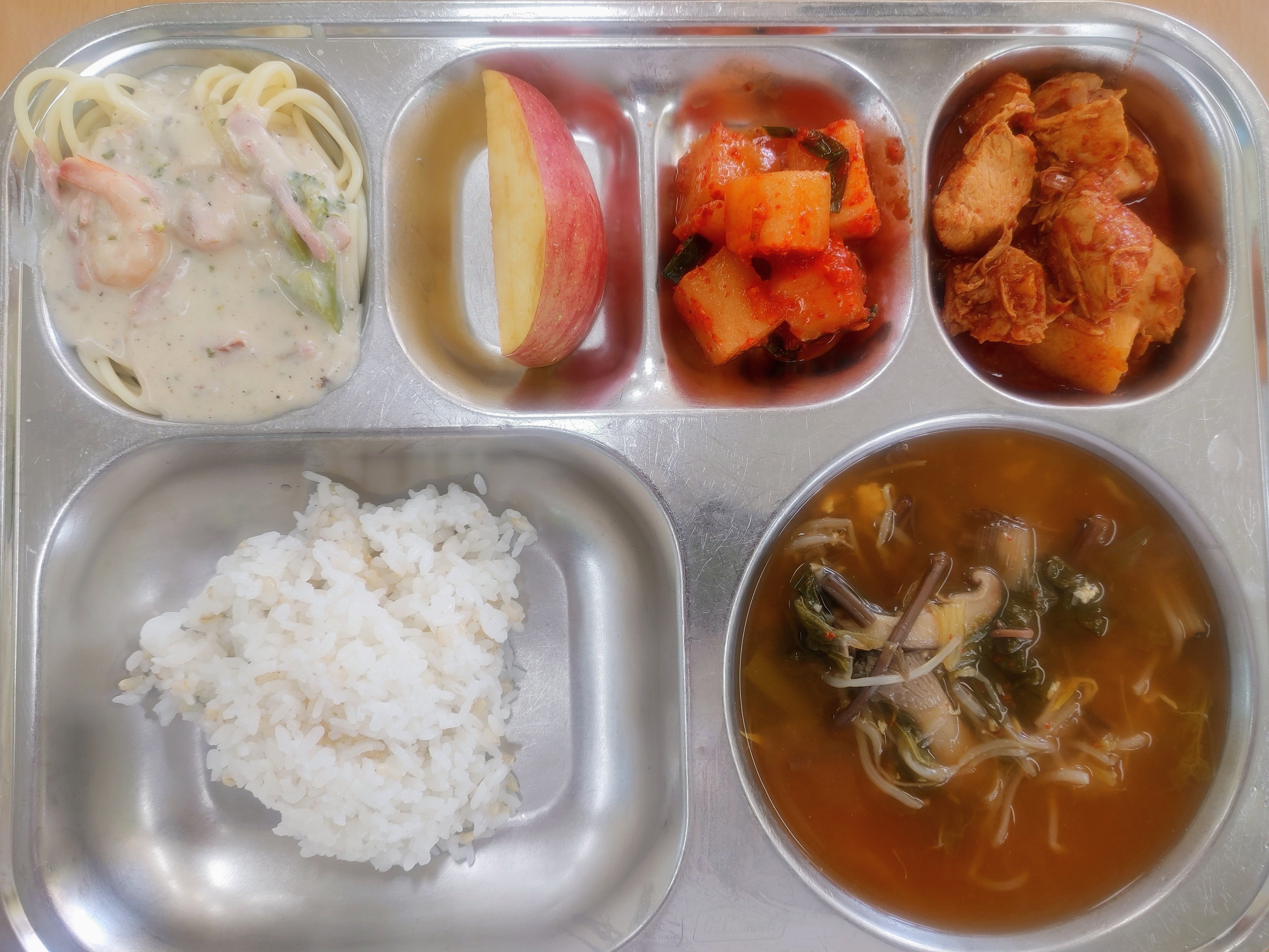 발아현미밥
육개장(1.5.6.16)
닭볶음탕(5.6.13.15)
크림소스스파게티
(1.2.5.6.9.10.12.13.16)
깍두기(9)
사과,우유(2)