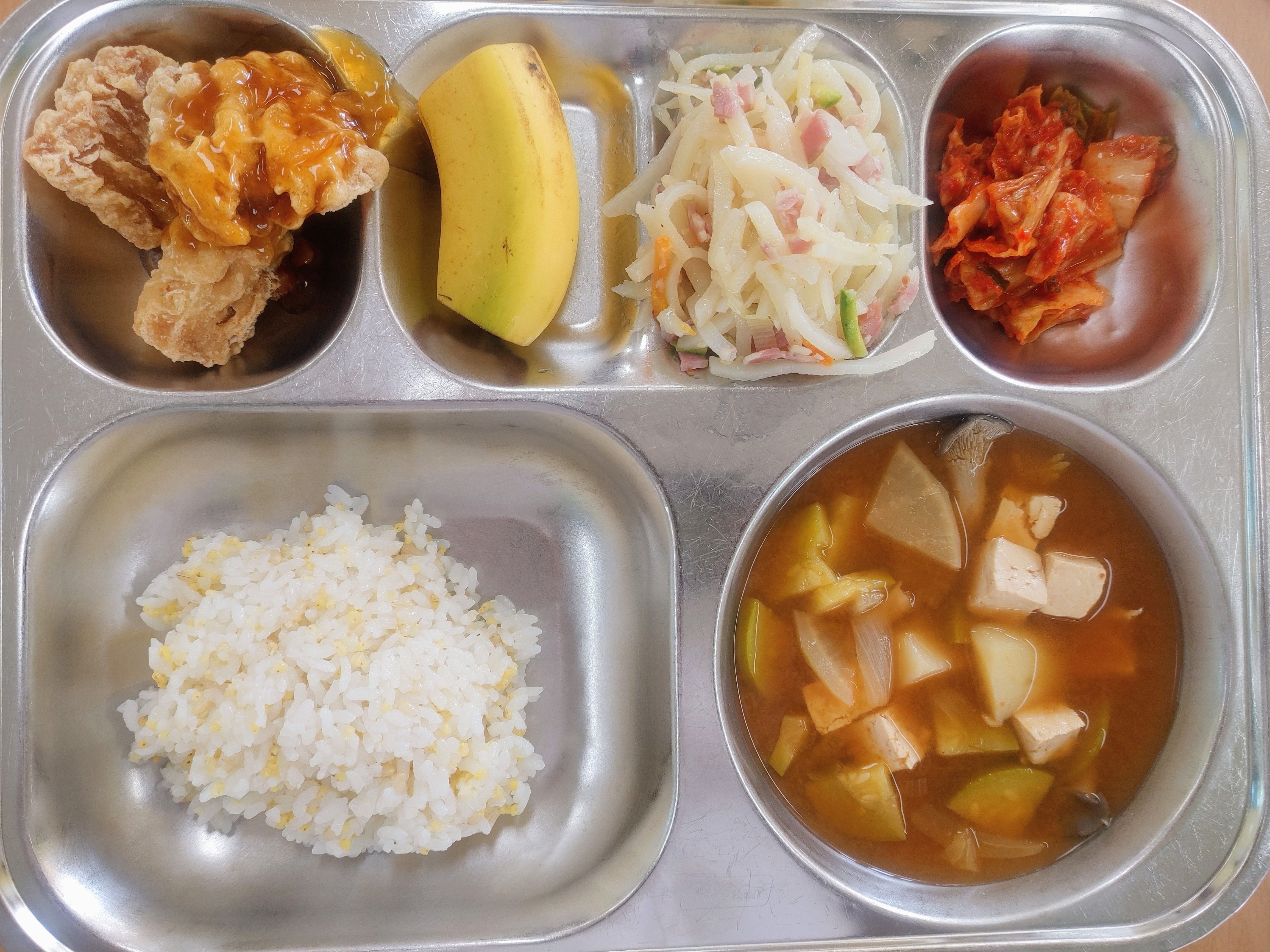 기장밥
호박된장국(5.6)
꿔바로우(1.5.6.10.15)
유자청소스(5.6.13)
감자채베이컨볶음(5.10)
배추김치(9)
우유(2),바나나