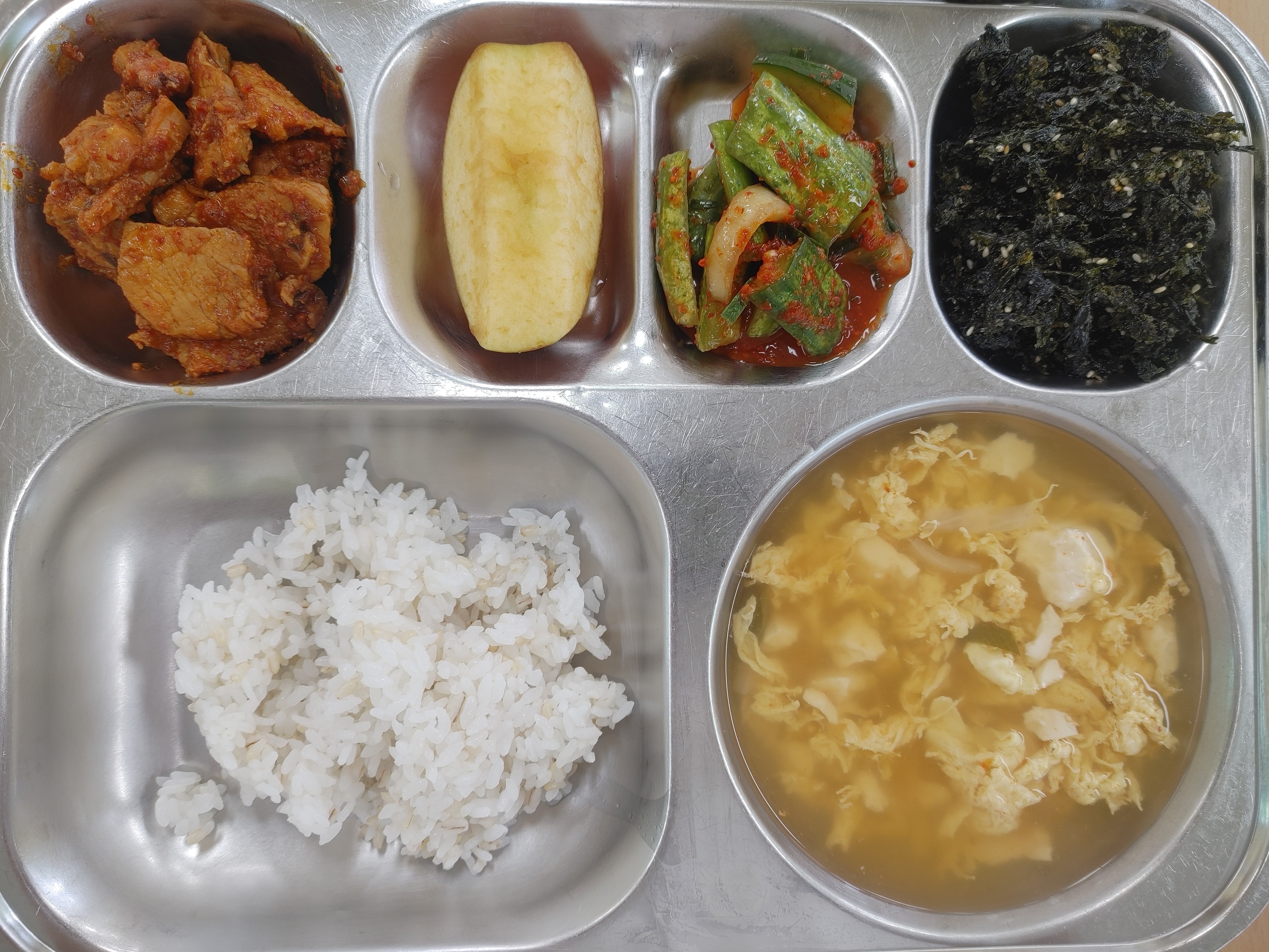 찰보리밥
순두부계란국(1.5.6)
돼지고기고추장구이
(5.6.10.13)
건파래볶음(5.13)
오이김치(9)
사과,우유(2)