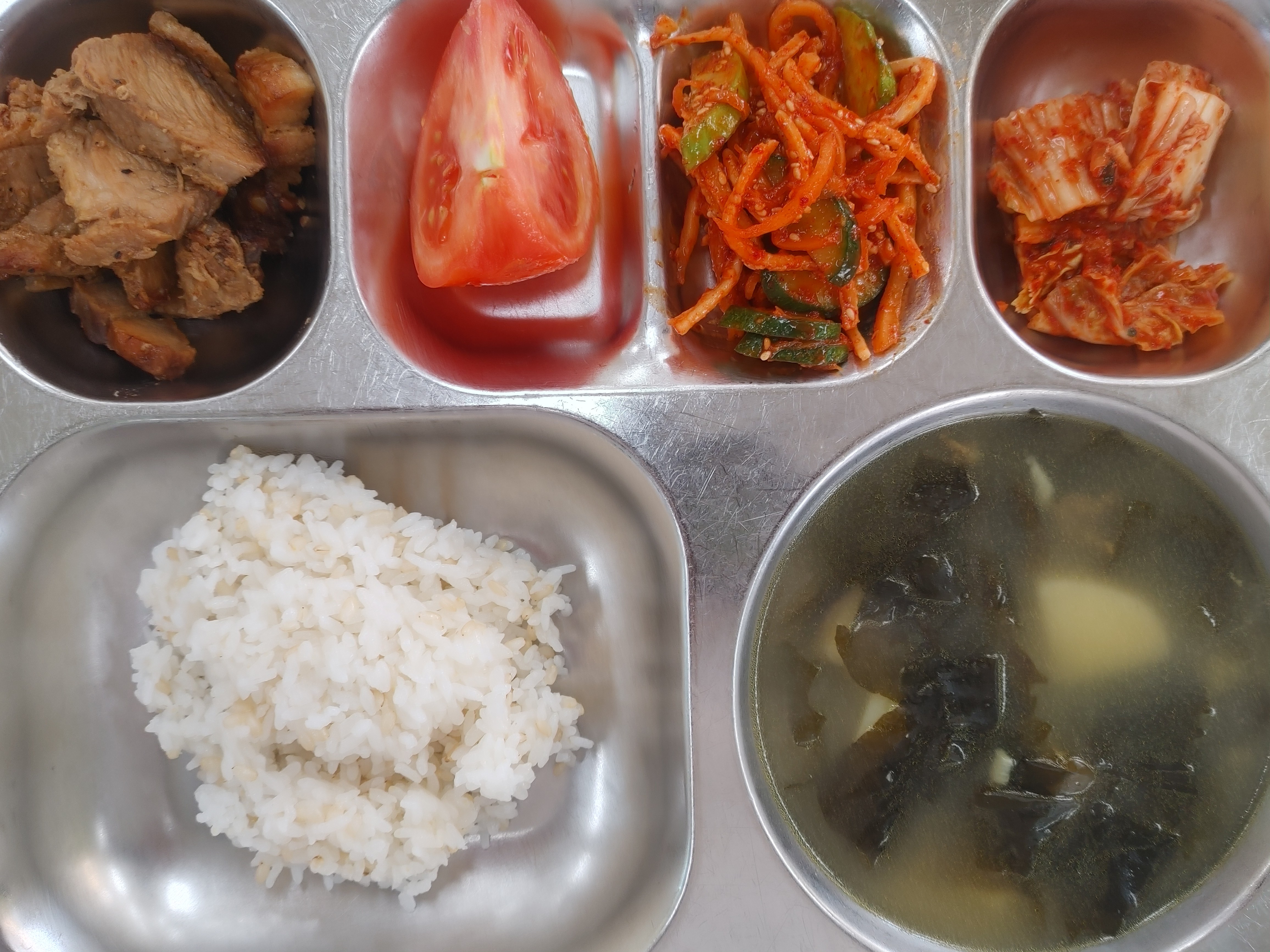 현미찹쌀밥
감자미역국(5.6.16)
삼겹살데리야끼
(5.6.10.13.15.18)
도라지진미채무침(5.6.13.17)
배추김치(9),우유(2)
토마토(12.13)