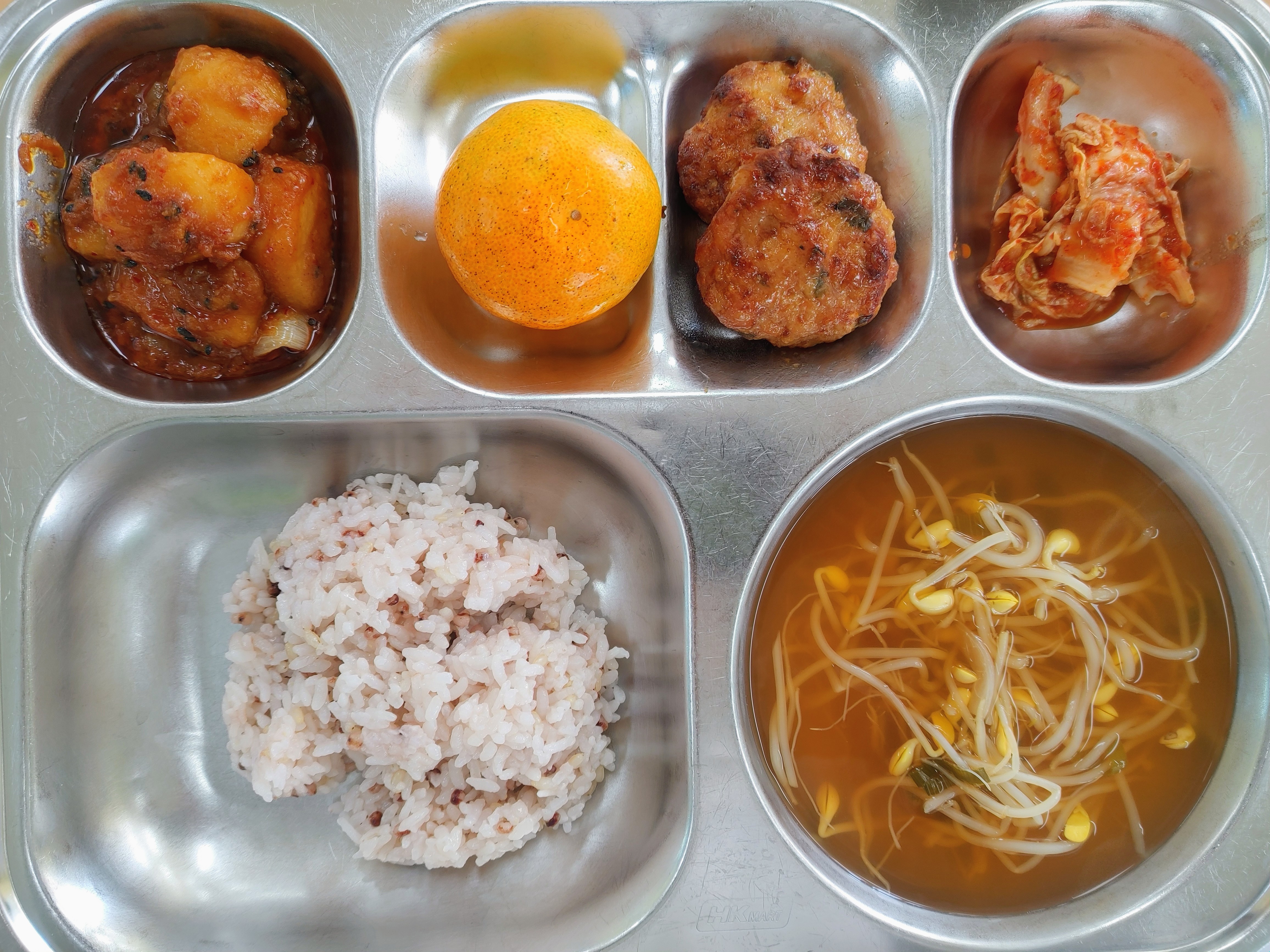 차수수밥
얼큰콩나물국(5)
수제닭떡갈비
(1.2.5.6.10.13.15.16.18)
알감자조림(5.6.13)
귤,배추김치(9)우유(2)