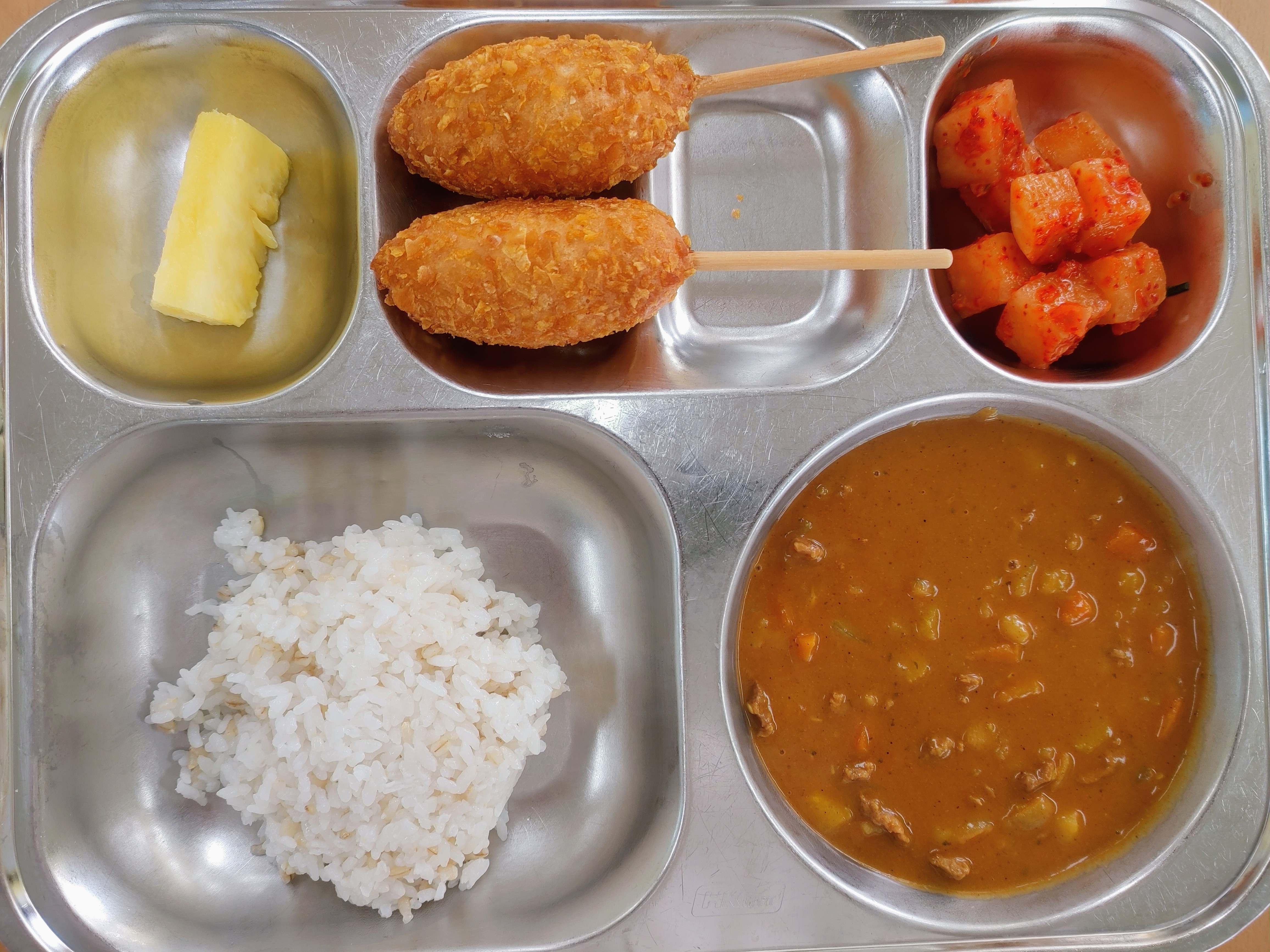 카레라이스
(2.5.6.12.13.16.18)
우리밀콘크런치핫도그
(1.2.5.6.10.15.18)
깍두기(9)
우유(2)
파인애플