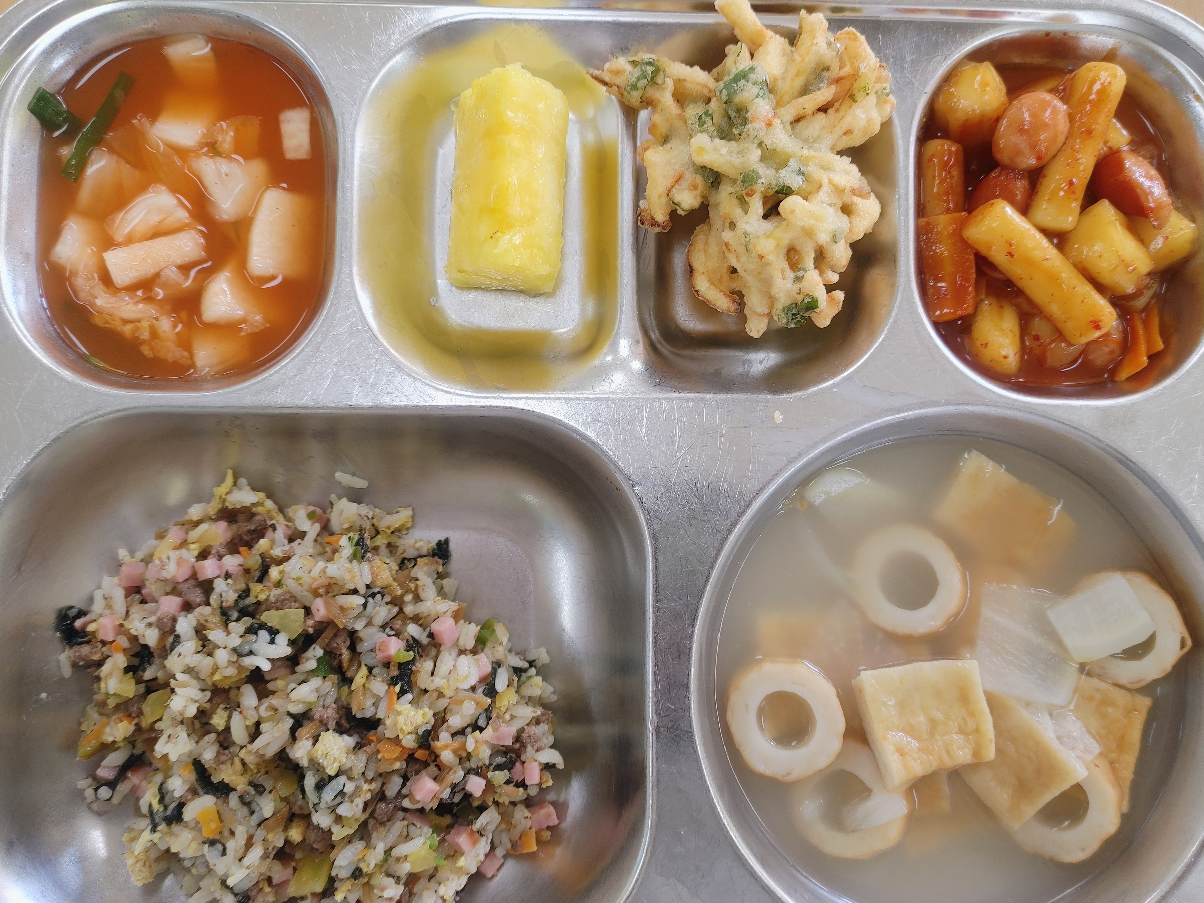 김밥볶음밥
(1.2.5.6.10.15.16)
어묵국(1.5.6)
분모자떡볶이
(1.2.5.6.10.12.13.15.16.18)
고구마채소튀김(5.6)
나박김치(9)
우유(2),파인애플