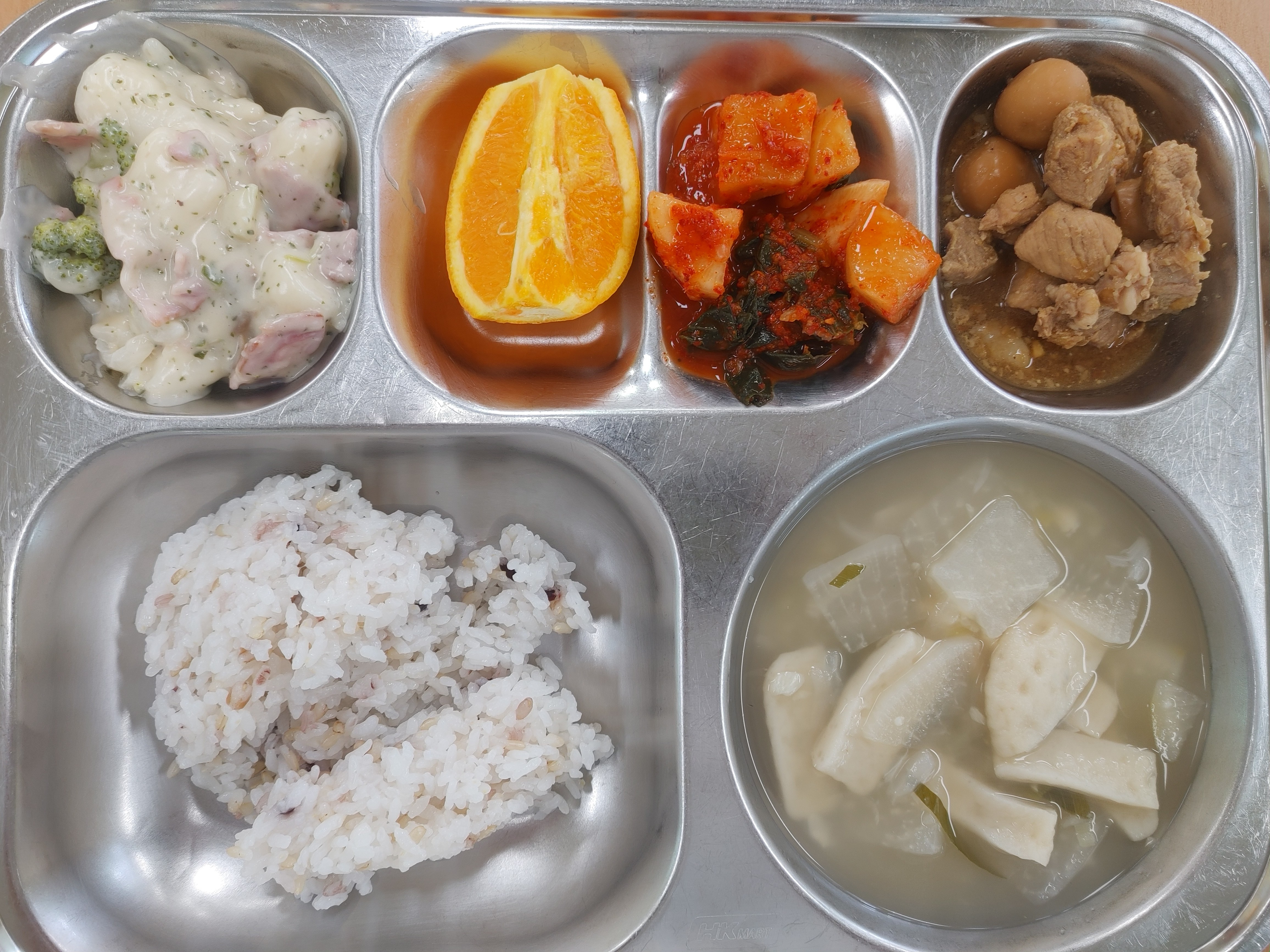 영양잡곡밥(5)
어묵국(1.5.6)
돈육메추리알조림
(1.5.6.10.13)
까르보나라떡볶이
(2.5.6.10.13.15.16)
총각김치(9)
오렌지,우유(2)