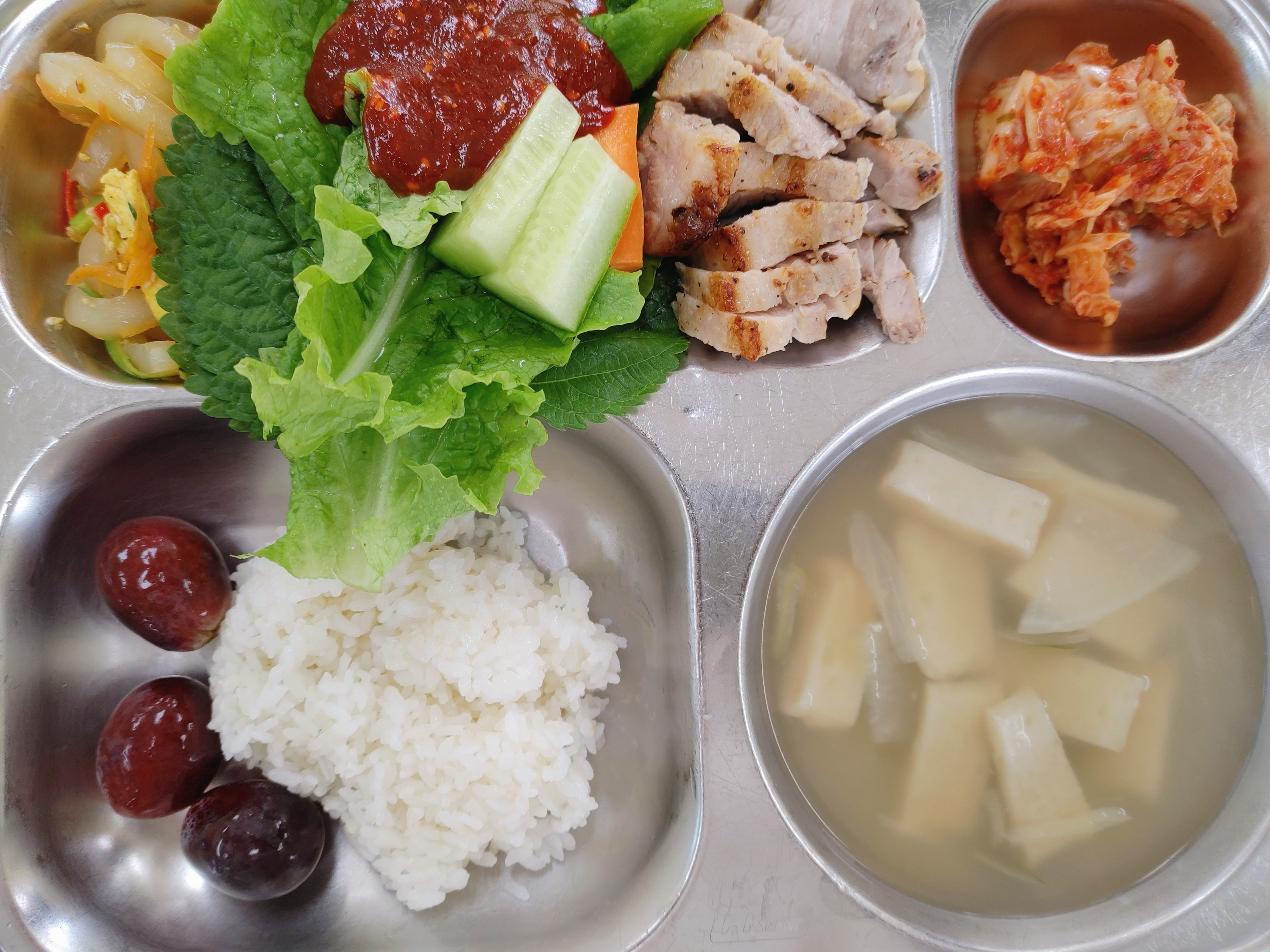 찹쌀밥
어묵국(1.5.6)
통삼겹살구이(10)
상추쌈(5.6.13)
탕평채(1.5.6.13)
배추김치(9)
우유(2),포도