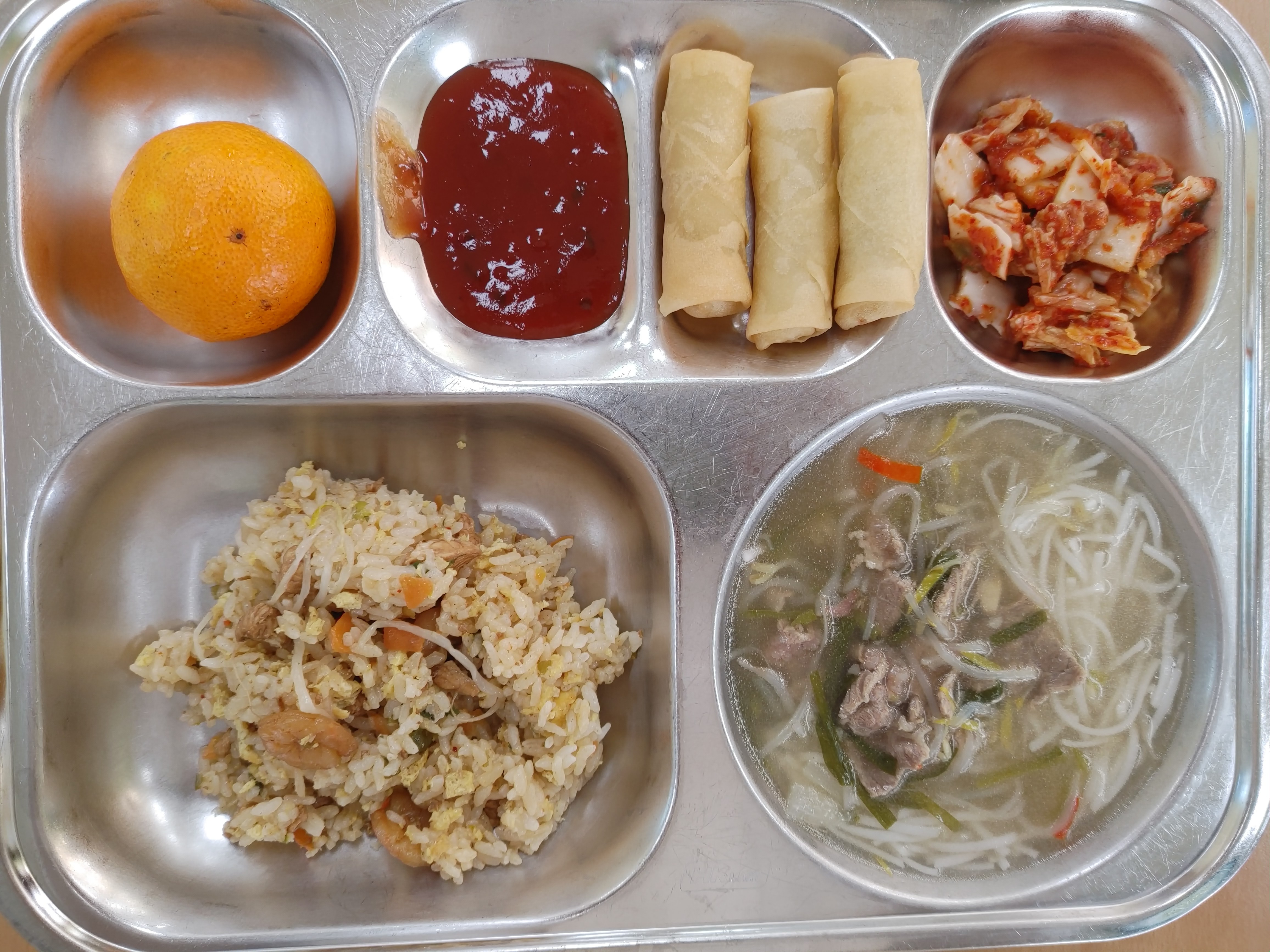 나시고랭볶음밥
(1.5.6.9.13.15.16.18)
쌀국수(5.6.15.16.18)
춘권튀김/칠리소스
(1.5.6.10.12.13.16.18)
배추김치(9),우유(2)
귤