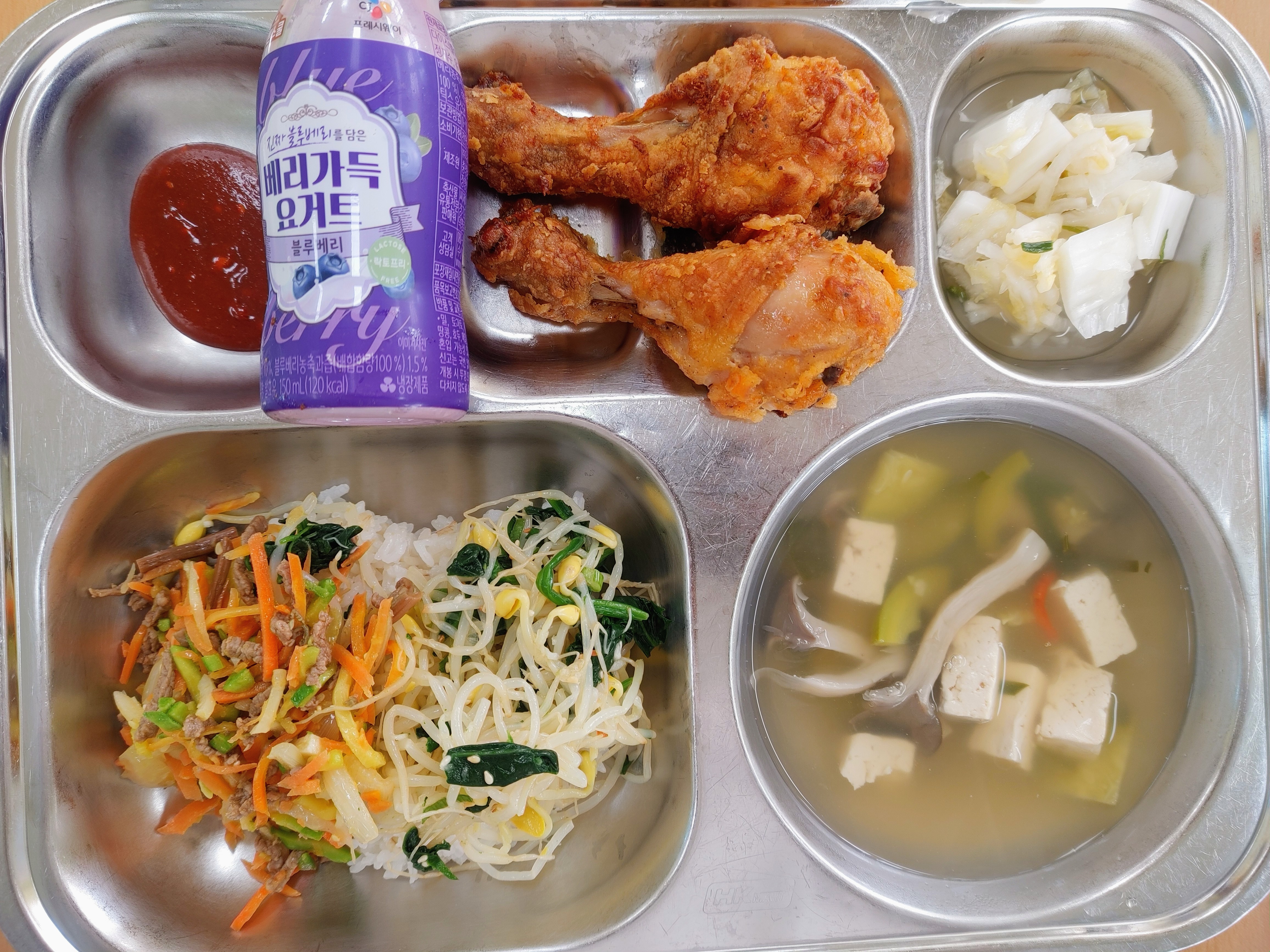 비빔밥(5.6.13.16)
두부새우젓찌개(5.9)
닭다리구이(5.6.15)
백김치(9)
베리가득요거트(2)
우유(2)