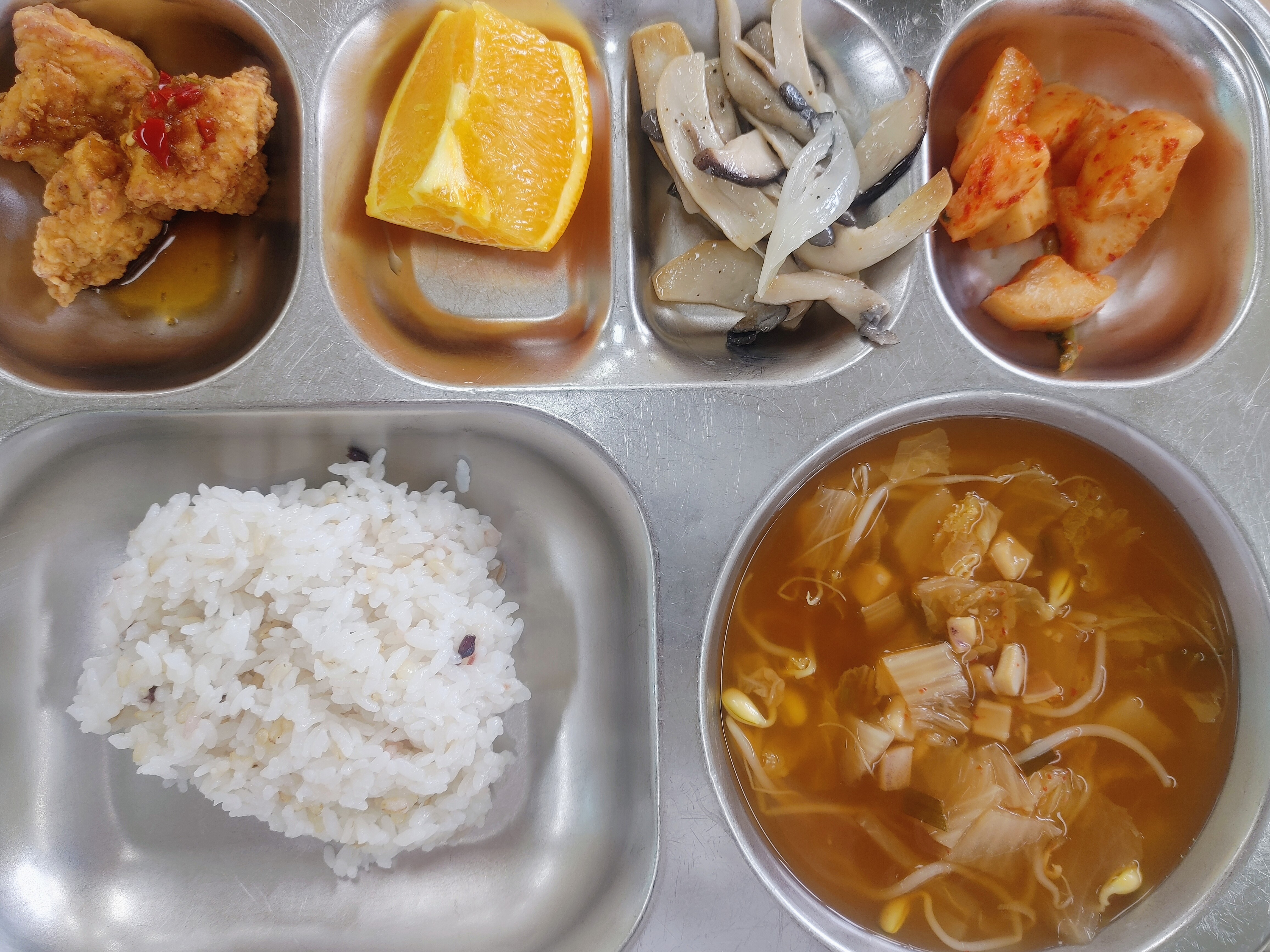영양잡곡밥(5)
전주식콩나물국(5.9.17)
갈비맛치킨
(1.2.5.6.10.13.15.16)
모듬버섯구이
총각김치(9)
오렌지,우유(2)