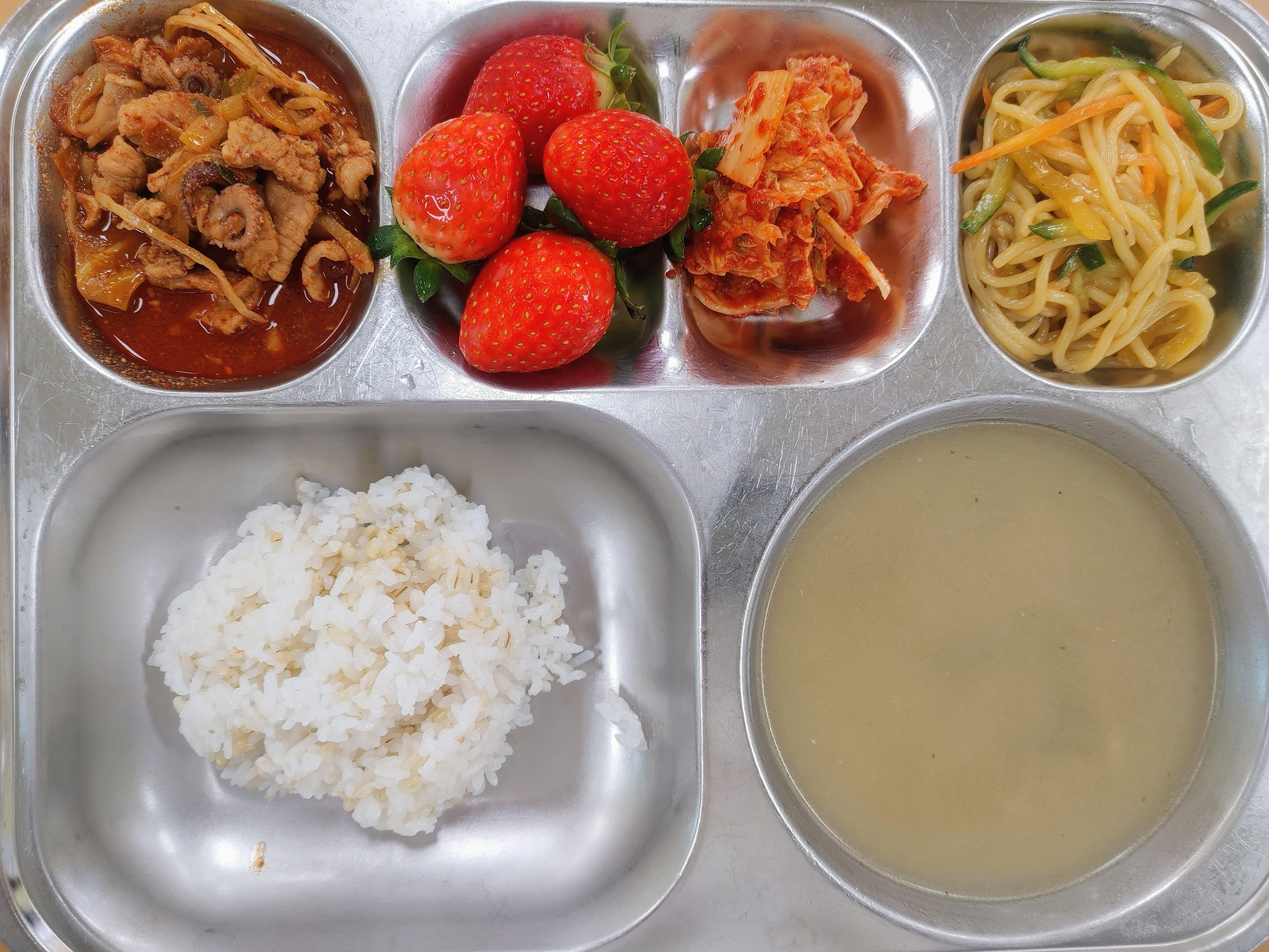 찰보리밥
들깨무채국
쭈꾸미돈육볶음
(5.6.10.13.15)
간장쫄면무침(5.6)
배추김치(9)
딸기,우유(2)