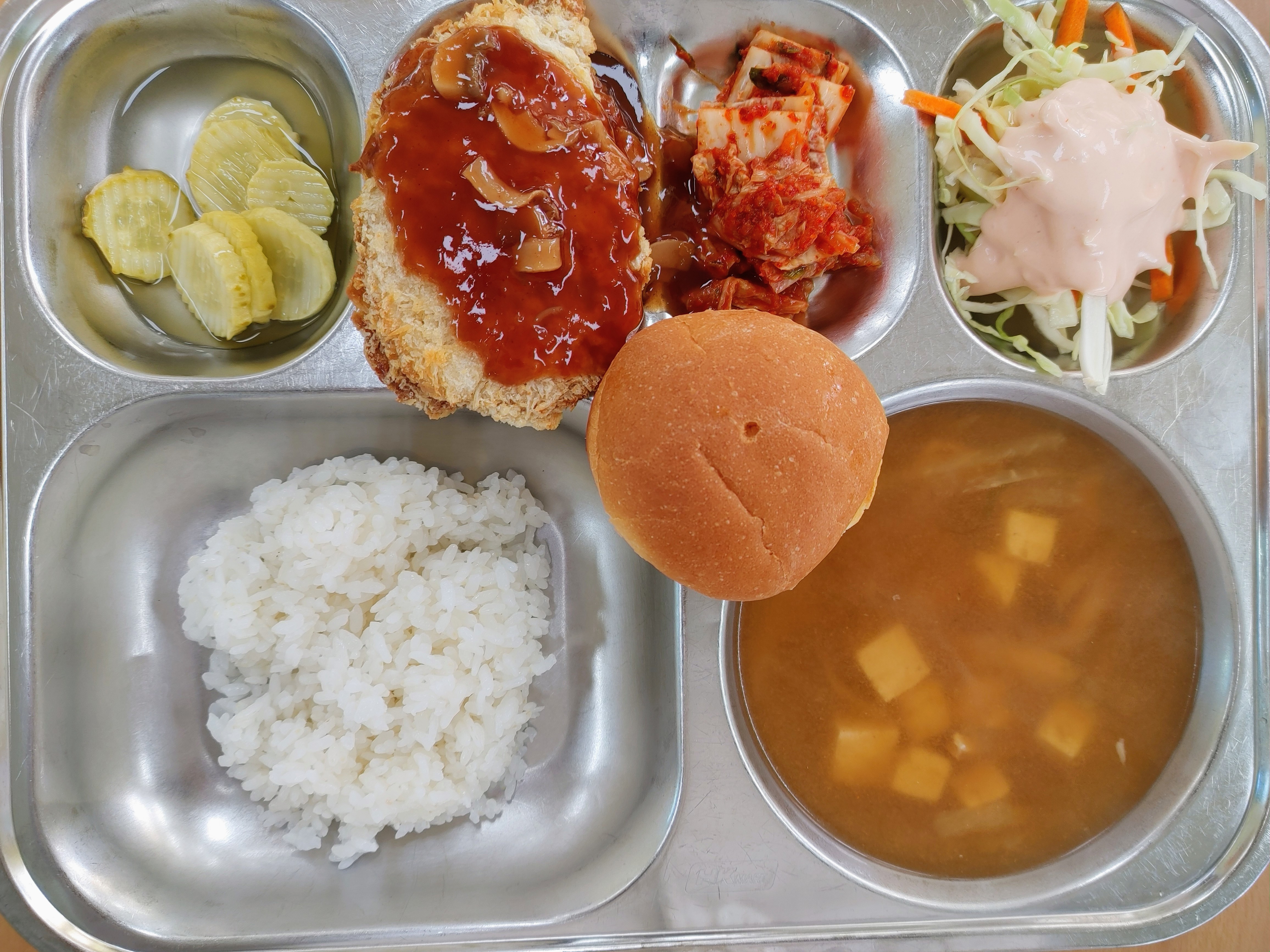 쌀밥
유부된장국(5.6)
경양식 돈까스(1.5.6.10)
돈까스소스(5.6.12.13.16)
양배추샐러드(1.5.12.13)
모닝빵(1.2.5.6)
오이피클,배추김치(9),우유(2)