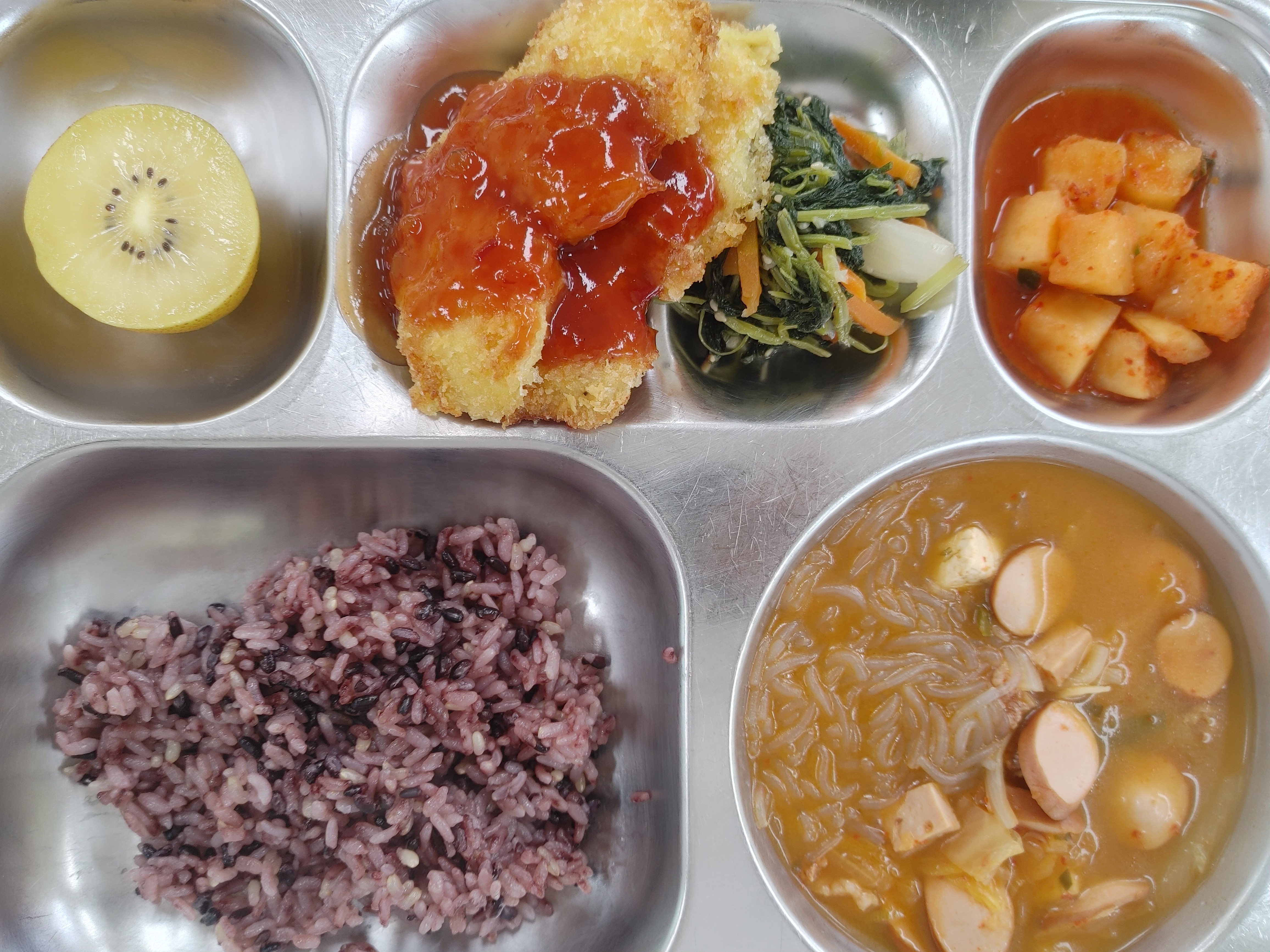 흑미밥
햄모듬찌개
(1.2.5.6.9.10.13.16)
가자미커틑렛(1.2.5.6)
칠리소스(5.6.12.13)
바라깻잎나물(5.6)
깍두기(9),골드키위,우유(2)